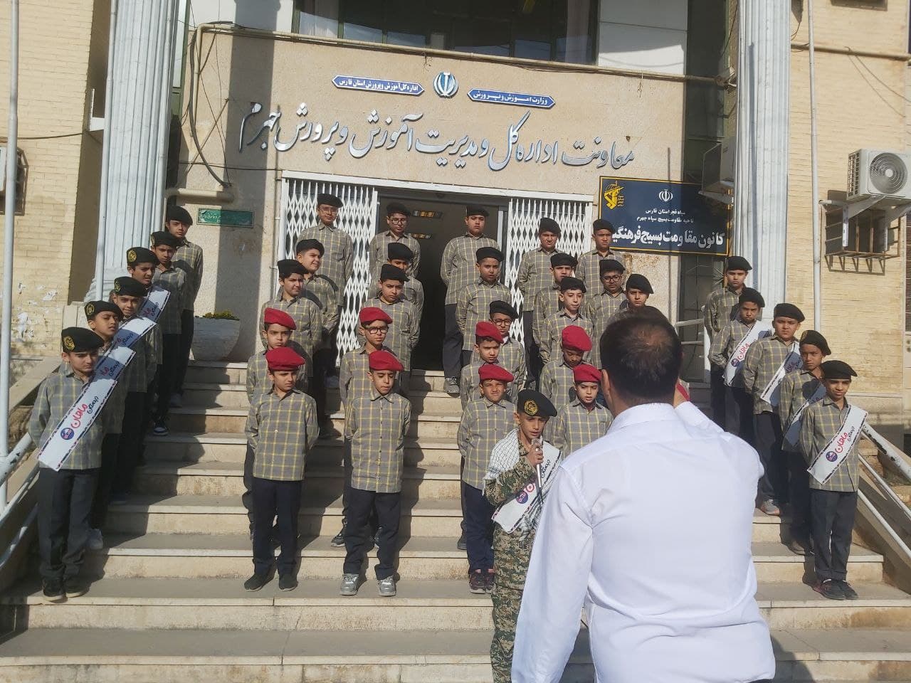 برگزاری سرود دانش آموزی در جلو اداره آموزش و پرورش و قبور شهیدان گمنام سایت علوم پزشکی جهرم